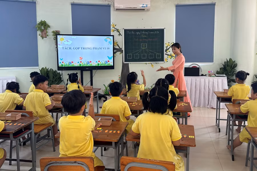 Trẻ lớp Lá tại lớp học giả định làm quen với Toán.