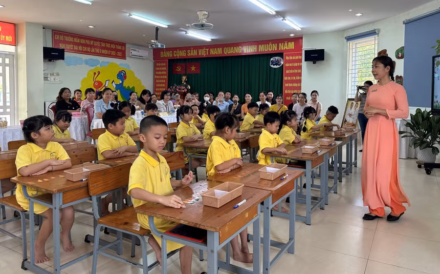 Cán bộ Phòng GD&amp;ĐT quận 7, Hiệu trưởng các trường Mầm non trên địa bàn và đông đảo phụ huynh học sinh dự giờ tại lớp học giả định.