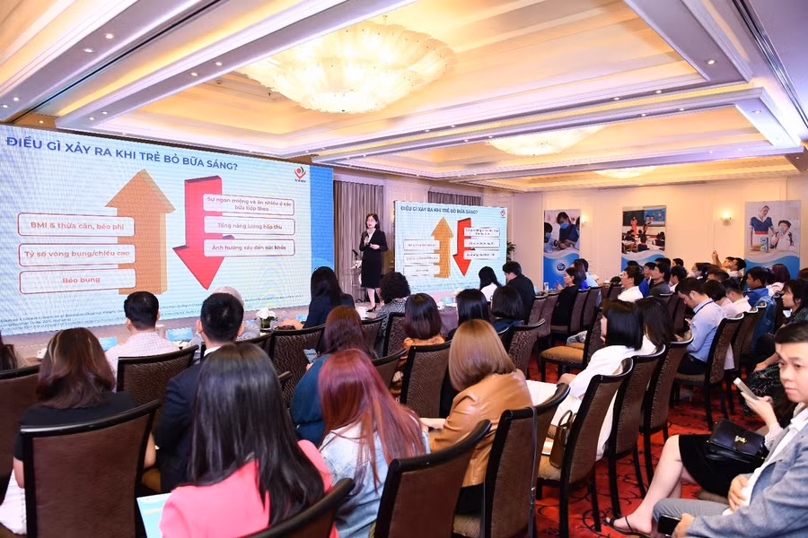 Tiến sĩ Nguyễn Thu Hà, Khoa Vi chất dinh dưỡng, Viện Dinh dưỡng Quốc gia Việt Nam chia sẻ tại hội thảo.