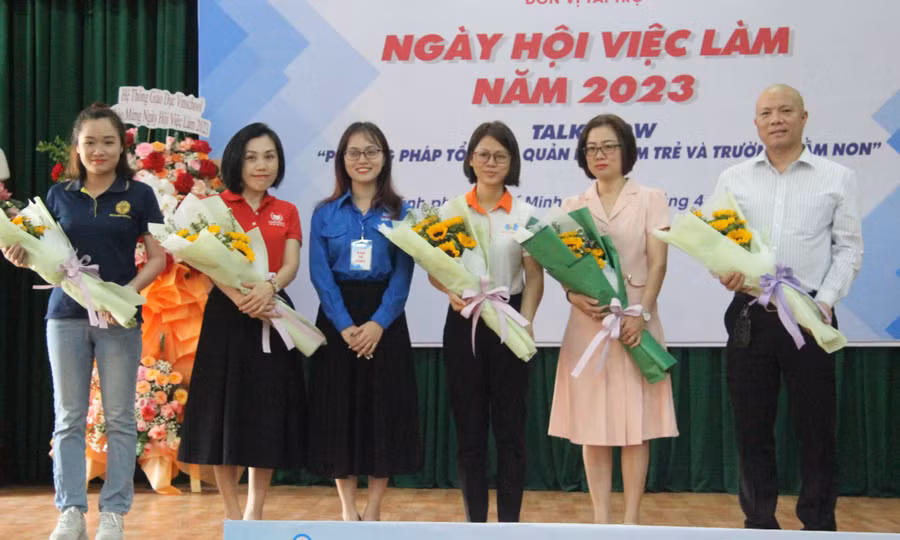 Bà Nguyễn Trần Tố Uyên thay mặt BTC trao hoa cảm ơn cho các đơn vị tài trợ.
