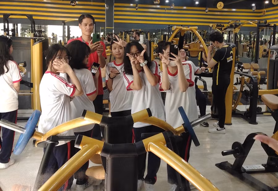 Học sinh hào hứng tại phòng tập GYM trong giờ thể dục. Ảnh: Nguyễn Hào.