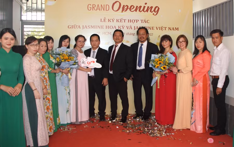 Học viên theo học sẽ được đào tạo bởi đội ngũ giáo viên xuất sắc nhiều năm của ngành thẩm mỹ Việt Nam và chuyên gia dày dạn kinh nghiệm của Trường Jasmine Hoa Kỳ.