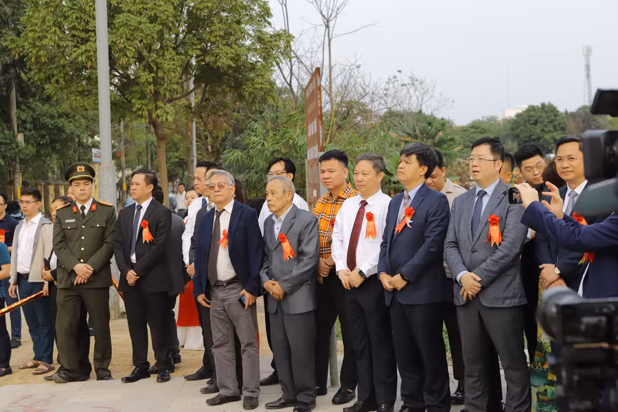 Các đại biểu chuẩn bị cho lễ cắt băng khánh thành đường Từ Giấy.