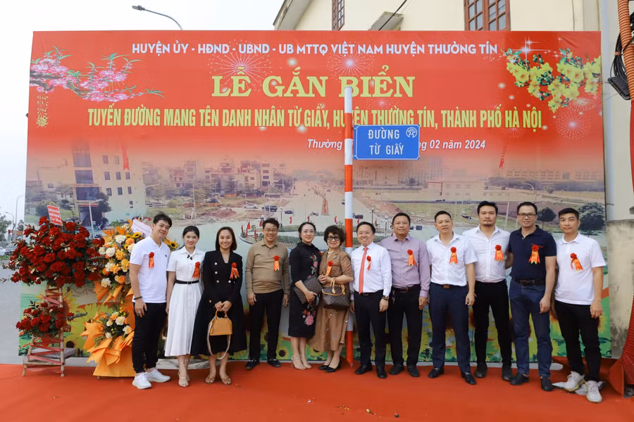 Con cháu GS Từ Giấy vinh dự đứng trên con đường mang tên cụ.