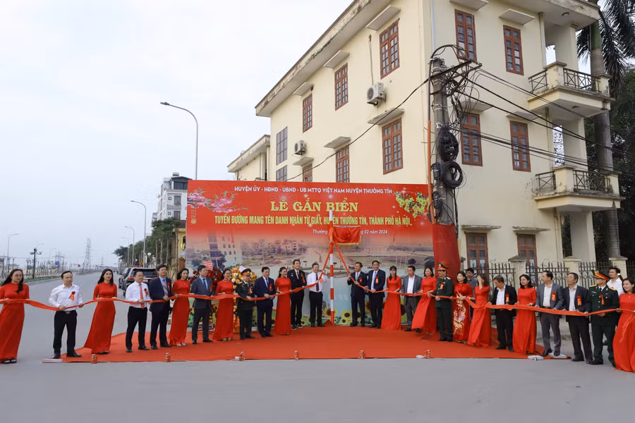Giáo sư Từ Giấy là Thầy thuốc Nhân dân, Anh hùng Lao động đồng thời là nhà báo, nhà khoa học đầu ngành về vệ sinh và dinh dưỡng của nước ta.