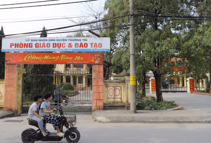 Trong đó, đường Từ Giấy là tuyến đường chính đặt trụ sở làm việc của nhiều cơ quan hành chính của huyện Thường Tín.