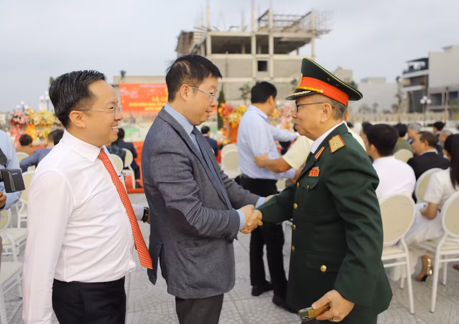 Thứ trưởng Bộ Thông tin và Truyền thông Nguyễn Thanh Lâm chúc mừng con trai GS Từ Giấy.
