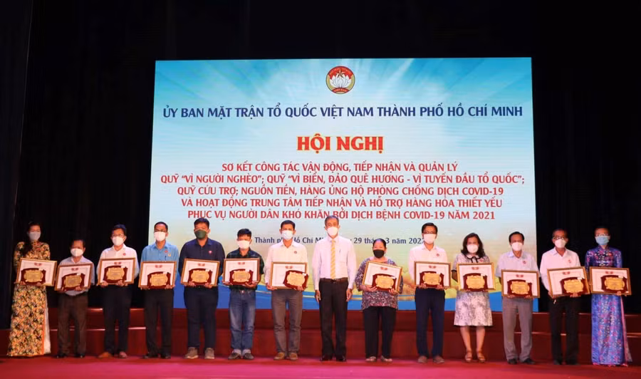Ông Võ Văn Thiện, Ủy viên Ủy ban Trung ương MTTQ Việt Nam, Trưởng ban Công tác phía Nam Ủy ban Trung ương MTTQ Việt Nam trao bằng khen tặng Bằng khen cho các cá nhân.