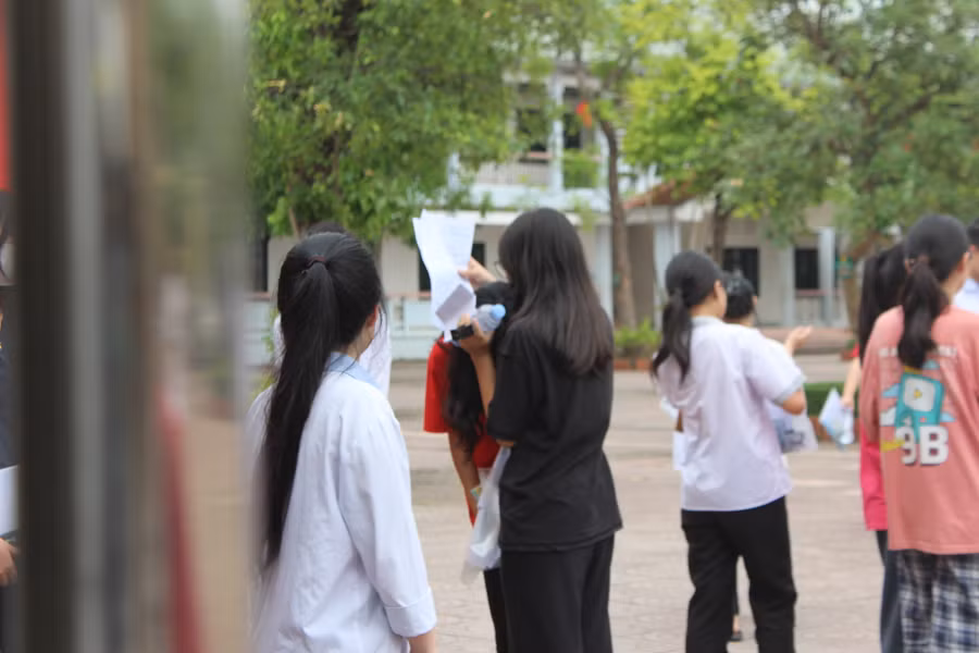 Nhiều thí sinh tỏ ra hụt hẫng bởi bài làm không như ý. Nhiều thí sinh tỏ ra hụt hẫng bởi bài làm không như ý.
