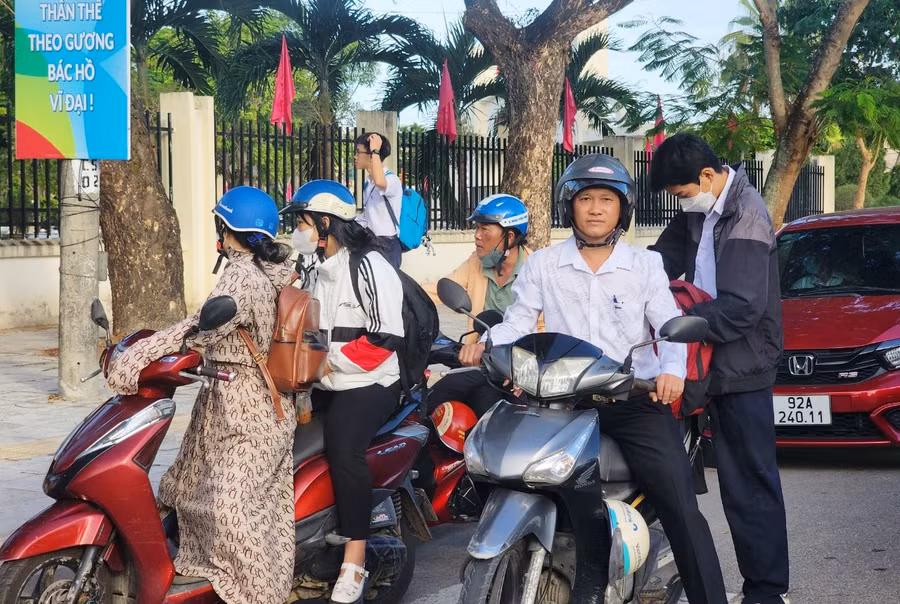 Phụ huynh đưa đón con đến điểm thi từ sáng sớm.