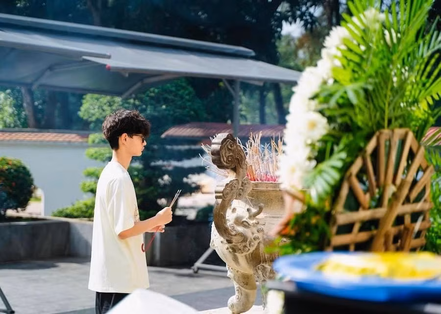Theo nhiều thí sinh, sau những ngày ôn tập mệt mỏi, đến với khu di tích, thắp hương cho các anh hùng liệt sỹ và 10 cô gái thanh niên xung phong giúp giải tỏa bớt căng thẳng cho các em.