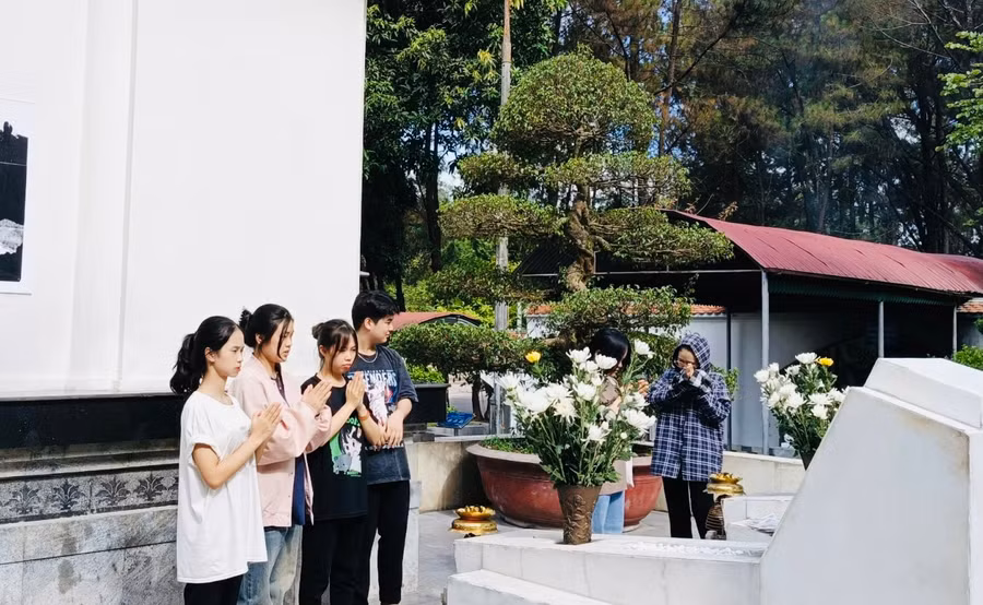 Thí sinh dâng hương khu mộ 10 cô gái TNXP tại Khu di tích Ngã ba Đồng Lộc (Hà Tĩnh).