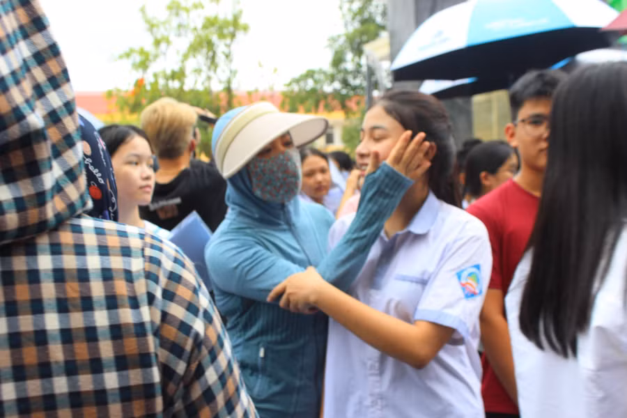 Phụ huynh, thí sinh nhẹ nhõm kết thúc kỳ thi lớp 10 công lập. Phụ huynh, thí sinh nhẹ nhõm kết thúc kỳ thi lớp 10 công lập.