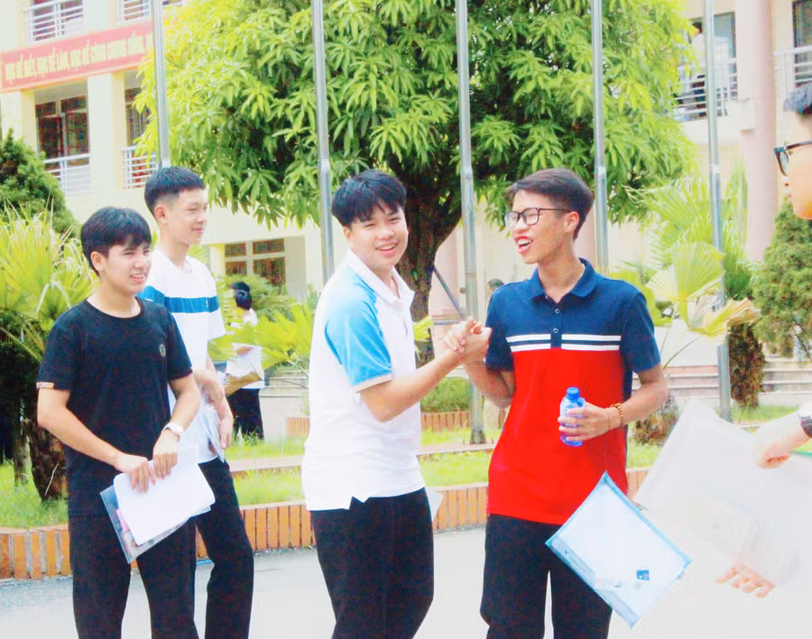 Thí sinh Hà Tĩnh phấn khởi kết thúc môn thi cuối cùng của kỳ thi tuyển sinh lớp 10.