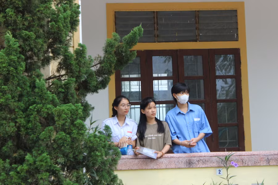 Trò chuyện cùng bạn bè giúp thí sinh bớt căng thẳng trước kỳ thi chuyển cấp.