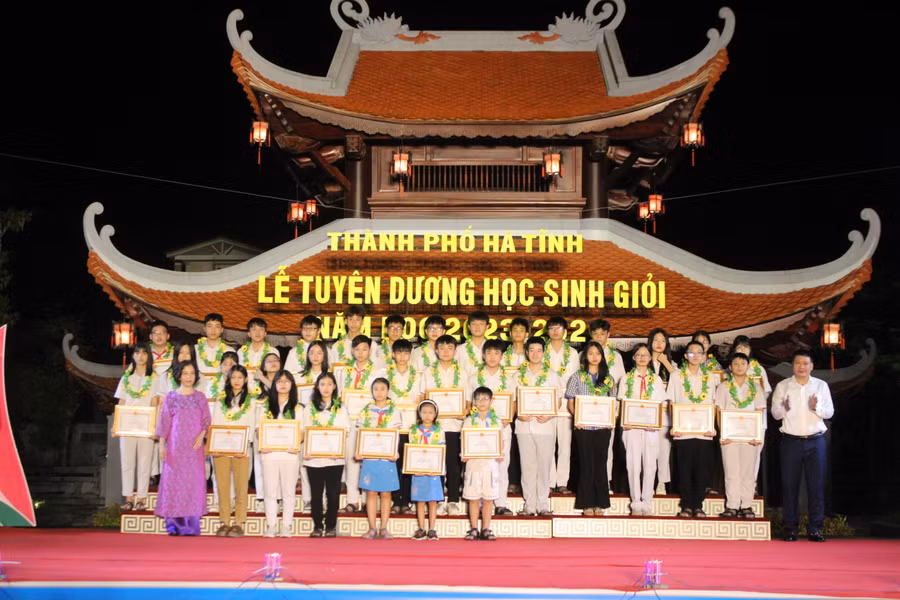 Đại diện lãnh đạo thành phố Hà Tĩnh trao thưởng cho các học sinh đạt giải nhì, giải ba tại các kỳ thi cấp tỉnh.