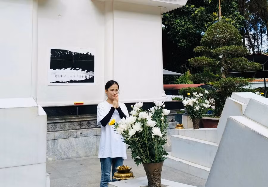 Không chỉ tri ân các anh hùng liệt sỹ, nhiều thí sinh còn mong muốn cầu mong may mắn để vững tâm lý trước khi bước vào kỳ thi quan trọng.