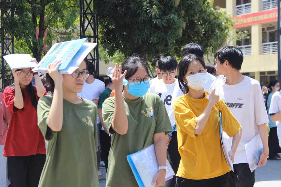 Thí sinh điểm thi THPT chuyên Hà Tĩnh rời khỏi phòng thi. Thí sinh điểm thi THPT chuyên Hà Tĩnh rời khỏi phòng thi.