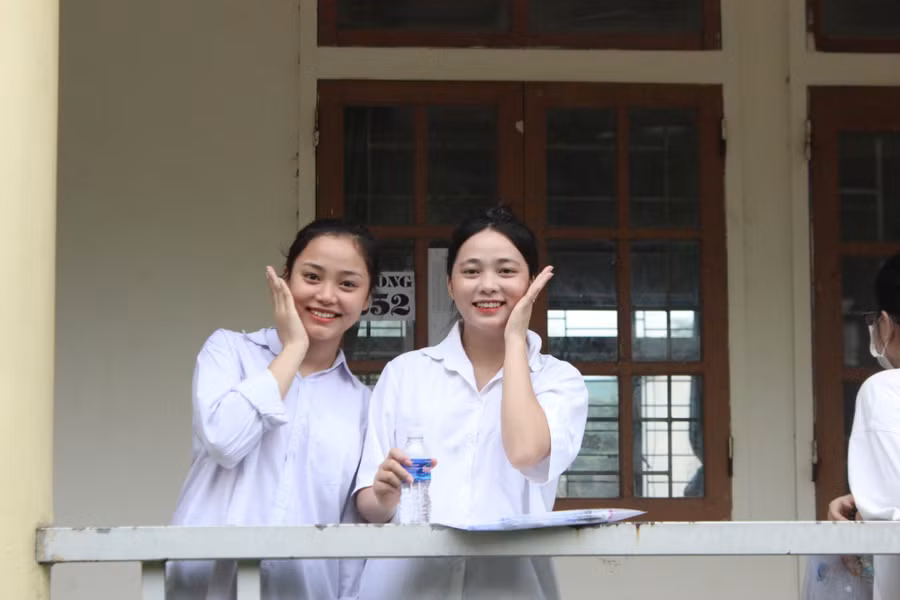 ...đến nét mặt vui tươi, trấn an tinh thần trong buổi thi đầu tiên.