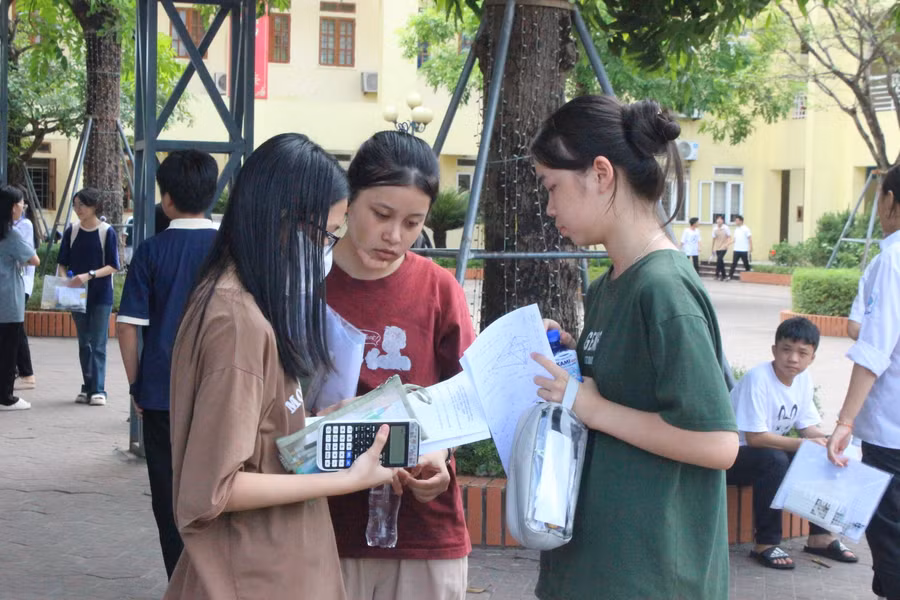 Thí sinh trao đổi kết quả sau khi trống đánh hết giờ.