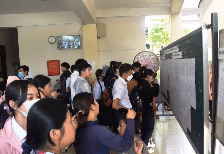 Các thí sinh và phụ huynh xem số báo danh tại các điểm thi.