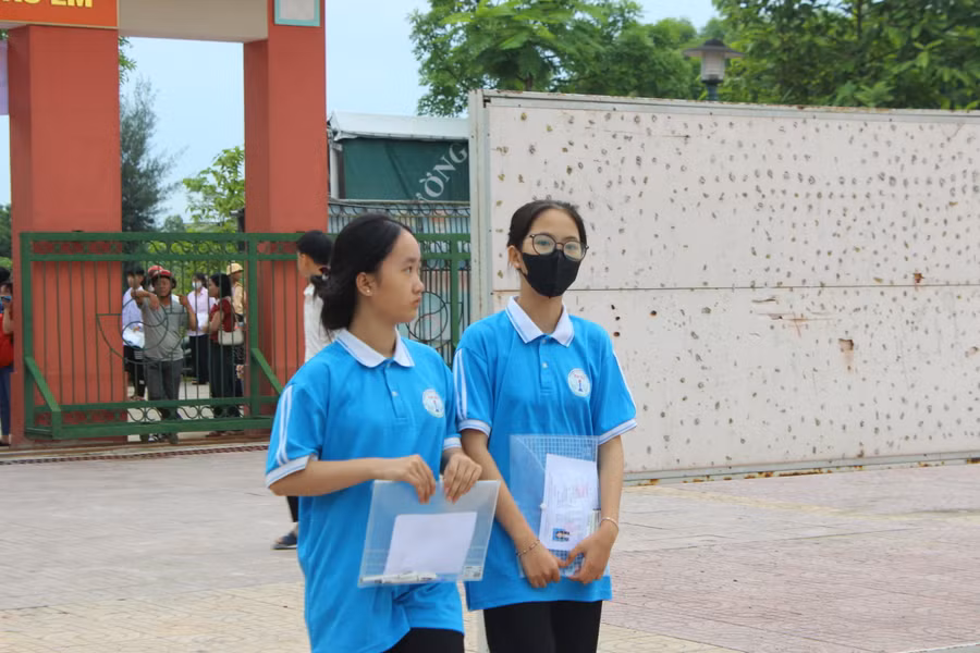 Thời tiết mát mẻ giúp thí sinh giảm bớt căng thẳng trước buổi thi đầu tiên.