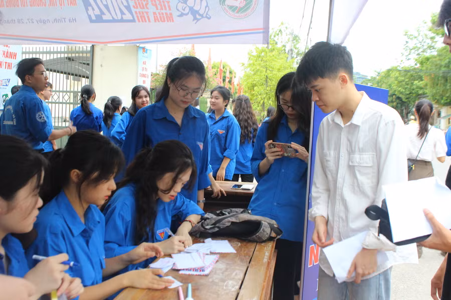 Tình nguyện viên giữ đồ cho thí sinh tại các điểm thi.