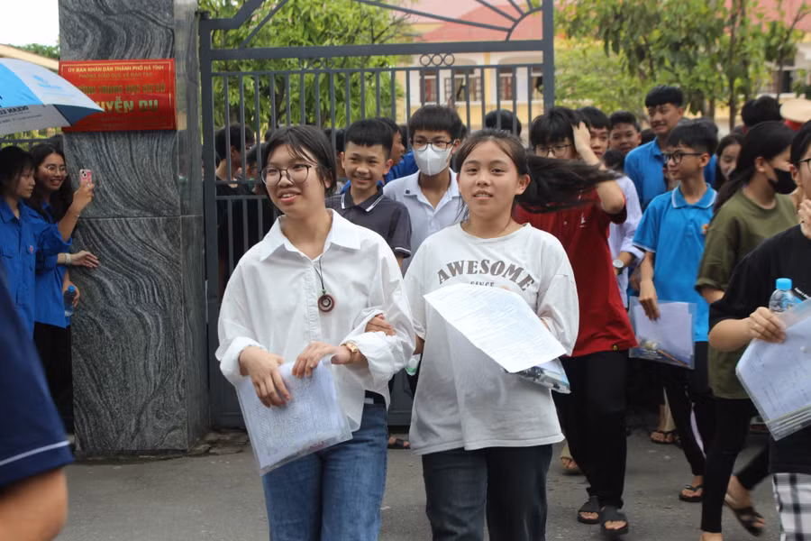 Thí sinh điểm thi Trường THCS Nguyễn Du rời phòng thi. Thí sinh điểm thi Trường THCS Nguyễn Du rời phòng thi.