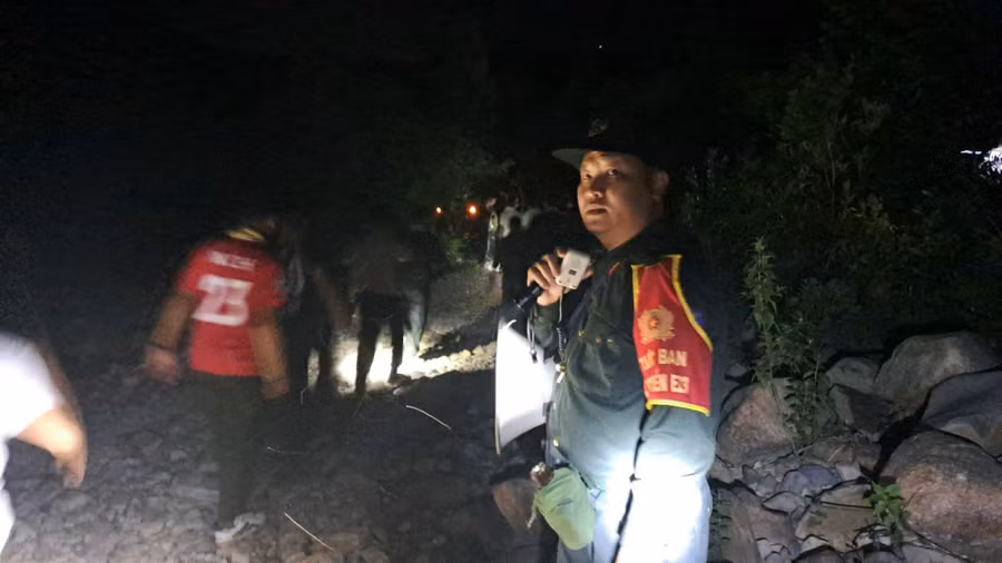 Lực lượng chức năng gặp khó khăn khi tiếp cận hiện trường. Lực lượng chức năng gặp khó khăn khi tiếp cận hiện trường.