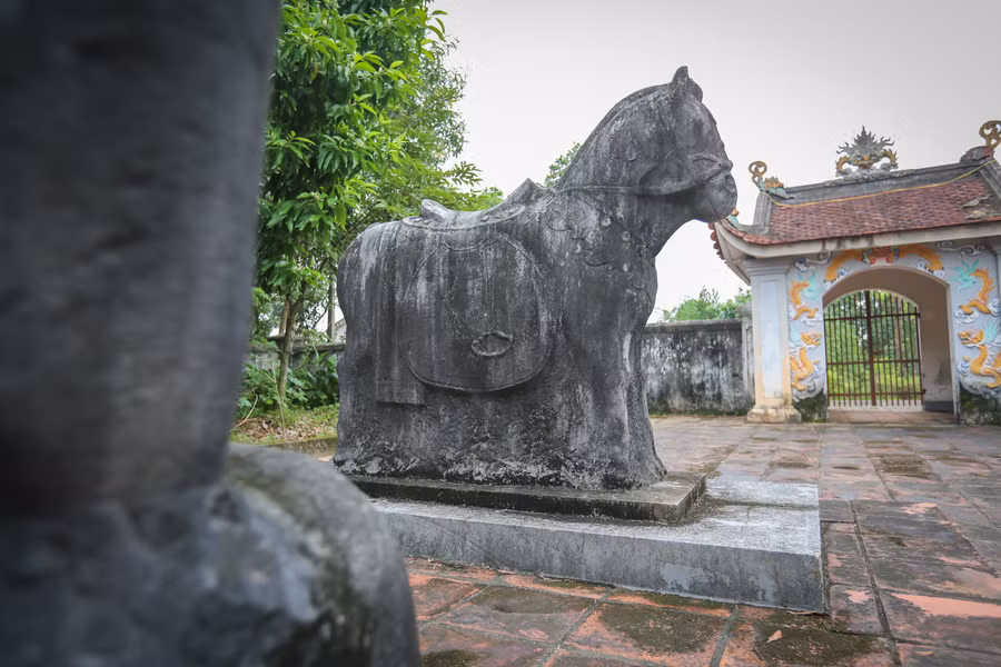 Trước cổng vào tháp đặt đối xứng 2 bên 2 cặp ngựa và voi tạc bằng đá, có ý nghĩa bảo vệ tháp đá. Trước cổng vào tháp đặt đối xứng 2 bên 2 cặp ngựa và voi tạc bằng đá, có ý nghĩa bảo vệ tháp đá.