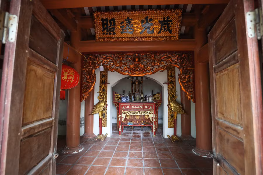 Gian chính giữa của điện là nơi thờ vị quan Lê Am và con cháu dòng họ Lê, hai bên đều khắc câu đối chữ Hán. Gian chính giữa của điện là nơi thờ vị quan Lê Am và con cháu dòng họ Lê, hai bên đều khắc câu đối chữ Hán.