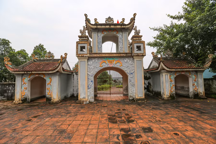 Điện thờ chính được xây dựng ở giữa, có 3 gian. Điện thờ chính được xây dựng ở giữa, có 3 gian.