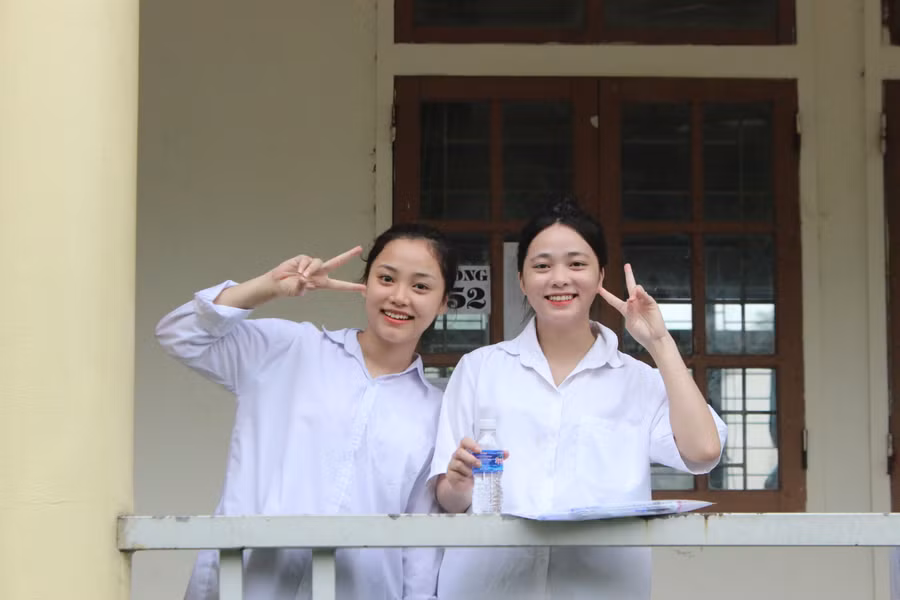 Thời tiết mát mẻ giải tỏa bớt áp lực cho sĩ tử trong buổi thi đầu tiên.