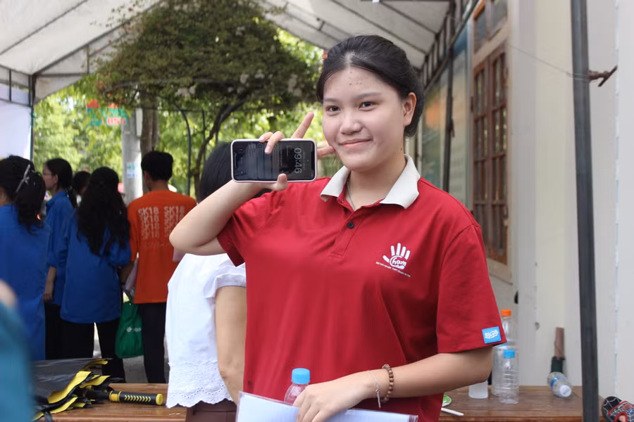 Em Lê Phương Thảo (Trường THPT chuyên Hà Tĩnh) tỏ ra rất tự tin với bài thi Ngữ văn. Em Lê Phương Thảo (Trường THPT chuyên Hà Tĩnh) tỏ ra rất tự tin với bài thi Ngữ văn.