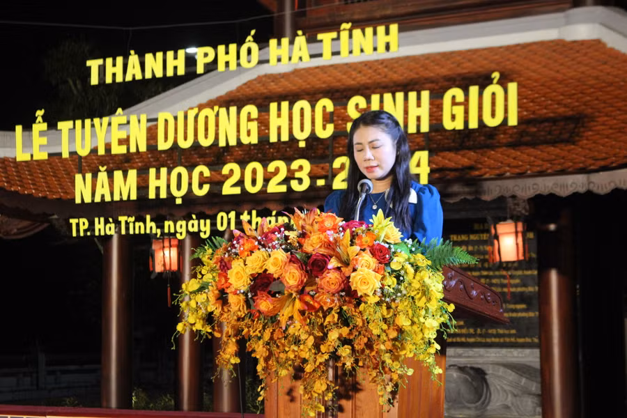 Bà Trần Thị Thủy Nga - Trưởng Phòng GD&amp;ĐT thành phố Hà Tĩnh phát biểu khai mạc.