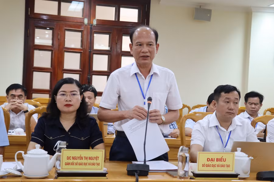 Ông Nguyễn Quốc Anh - Phó Giám đốc Sở GD&amp;ĐT Hà Tĩnh báo cáo công tác chuẩn bị Kỳ thi tốt nghiệp THPT tại địa phương.
