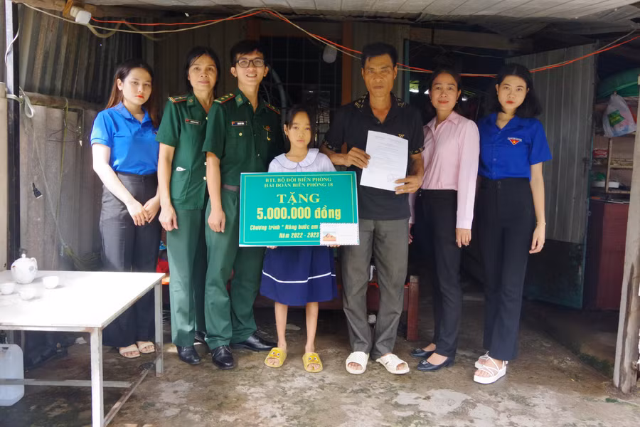 Đại diện Hải đoàn Biên phòng 18 tặng quà cho học sinh có hoàn cảnh đặc biệt khó khăn trên địa bàn phường 12.