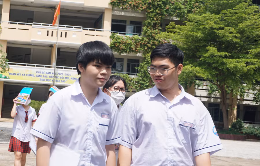 Thí sinh TPHCM rời khỏi phòng thi sau khi hoàn thành bài thi tổ hợp.