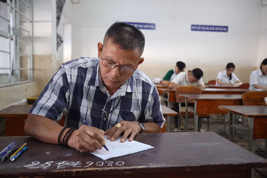 Anh Tú cho biết đã làm tốt bài thi môn Ngữ văn. Ảnh: ĐTN.