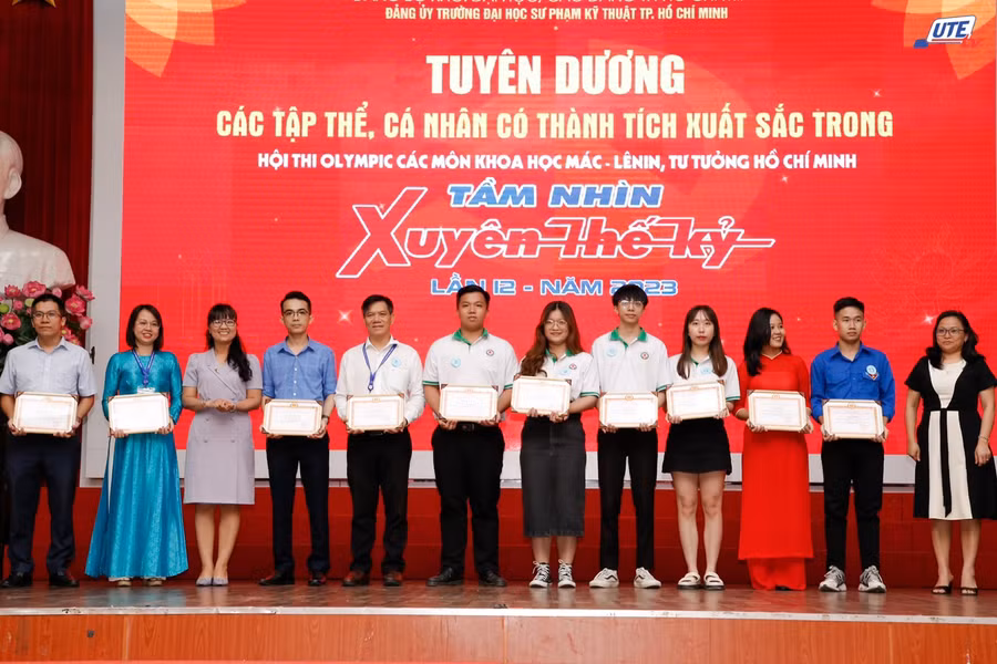 Lãnh đạo Ban Tuyên giáo Đảng ủy Khối Đại học, Cao đẳng TPHCM và Trường Đại học SPKT TPHCM trao giấy khen cho 10 cá nhân có thành tích xuất sắc trong Hội thi ‘Tầm nhìn xuyên thế kỷ’. Lãnh đạo Ban Tuyên giáo Đảng ủy Khối Đại học, Cao đẳng TPHCM và Trường Đại học SPKT TPHCM trao giấy khen cho 10 cá nhân có thành tích xuất sắc trong Hội thi ‘Tầm nhìn xuyên thế kỷ’.