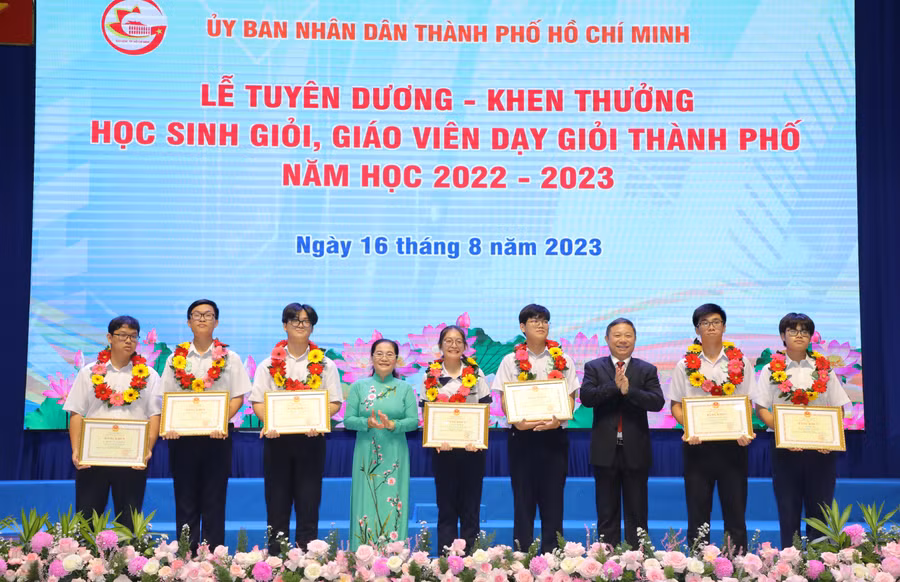 Bà Nguyễn Thị Lệ, Phó Bí thư Thành ủy, Chủ tịch HĐND TPHCM và ông Dương Anh Đức, Phó chủ tịch UBND TP tặng Bằng khen cho học sinh đạt thành tích cao.
