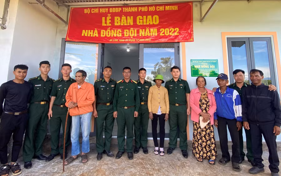 Gia đình Thiếu uý K'Lộc vui mừng trong ngày được bàn giao nhà.