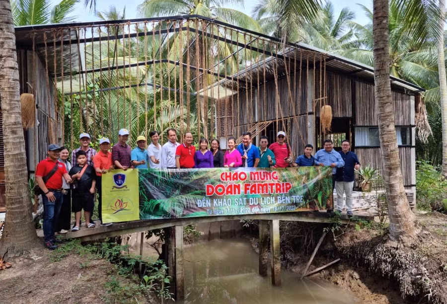 Nhóm nghiên cứu “Đề tài nghiên cứu mô hình nông dân làm du lịch” tổ chức famtrip tại Bến Tre.