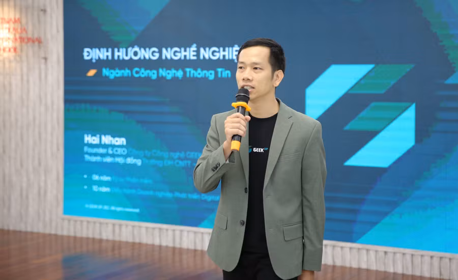 Diễn giả Hải Nhân chia sẻ tại hội thảo.