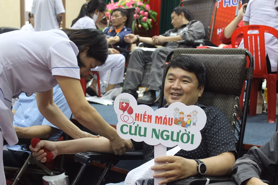 Hơn 100 cán bộ, nhân viên Công ty Điện lực Dầu khí Hà Tĩnh đăng ký tham gia hiến máu.