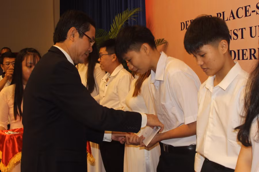 Thứ trưởng Nguyễn Văn Phúc trao học bổng cho các sinh viên.
