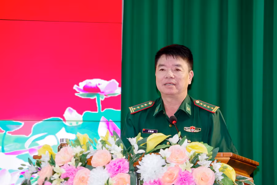 Đại tá Lê Văn Anh phát biểu khai mạc lớp bồi dưỡng tiếng Khmer năm 2023.
