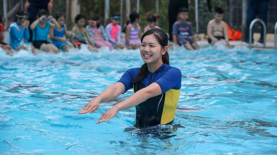 Ánh Viên hướng dẫn tận tình các động tác. Ảnh: FBNV. Ánh Viên hướng dẫn tận tình các động tác. Ảnh: FBNV.