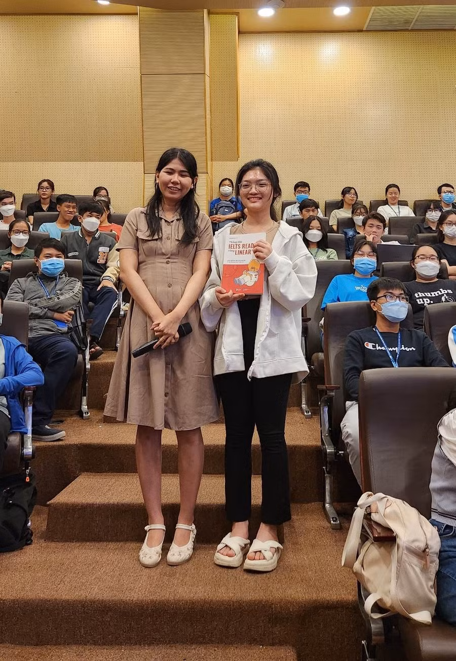 NCS Hà Đặng Như Quỳnh (giám đốc chương trình IELTS tại DOL English) chia sẻ về phương pháp Linearthinking cùng sinh viên khoa Anh (ĐH Sư phạm TP.HCM) - Ảnh: V.SAN.