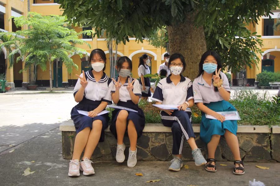 Thí sinh phấn khởi trước khi bước vào thi môn Toán trong kỳ thi tuyển sinh lớp 10 năm 2022. Thí sinh phấn khởi trước khi bước vào thi môn Toán trong kỳ thi tuyển sinh lớp 10 năm 2022.